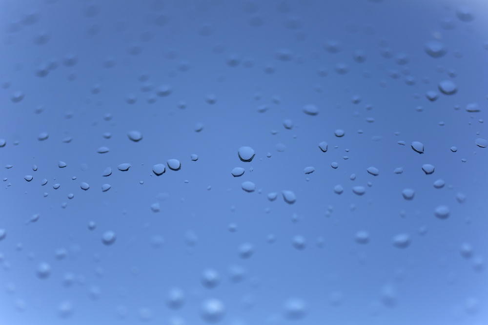 Raindrop falling. Капли дождя падают. Капли. Черные капли. Raindrop falling.